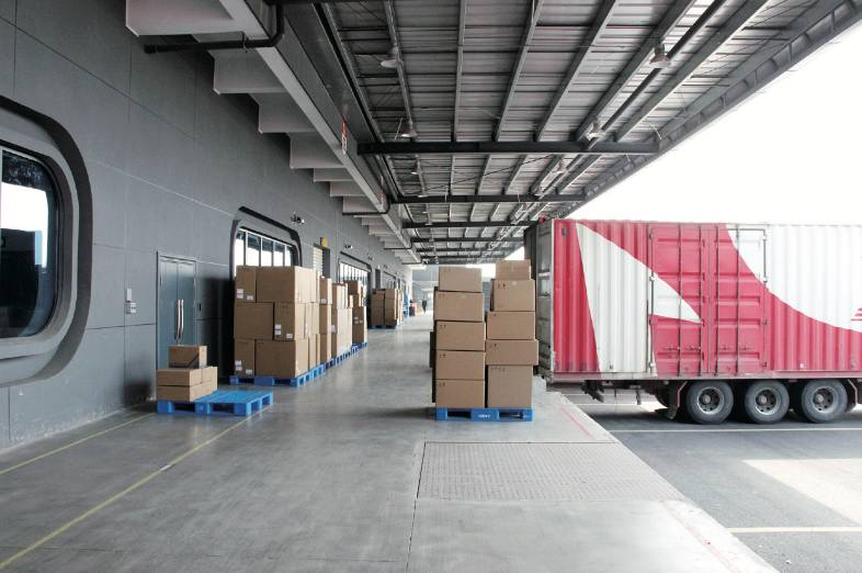 探秘?？低曂]基地 機器人智能倉儲系統如何助力工業智造升級